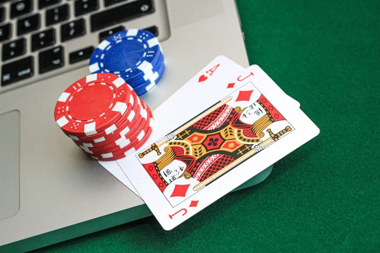 Best Times to Bluff in Online NLHE Cash Games 2026